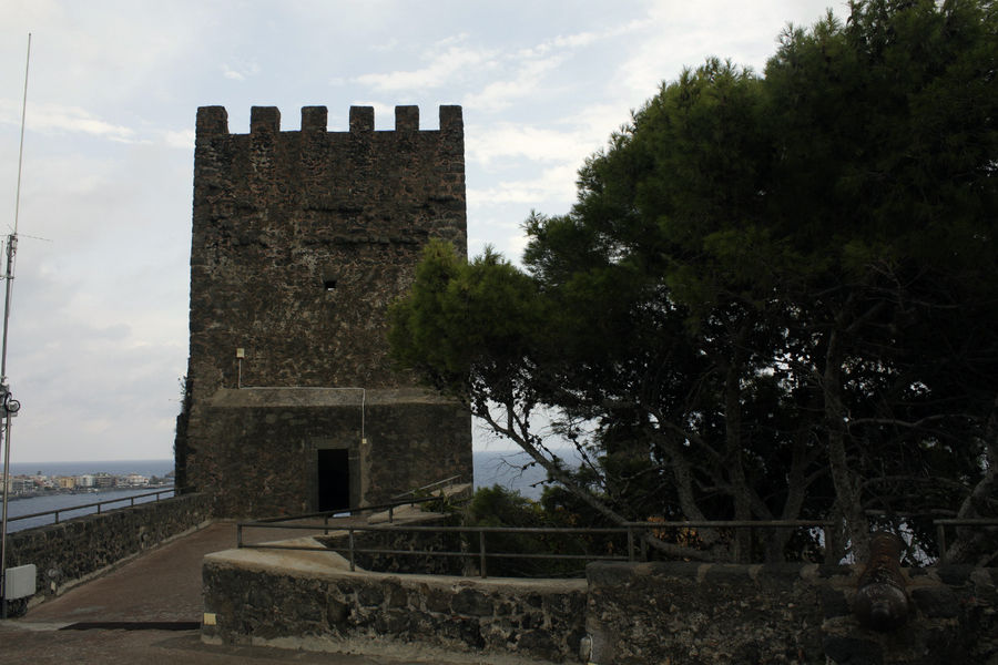 Ачи-Кастелло не просто красивый городок, но город-крепость Ачи-Кастелло, Италия