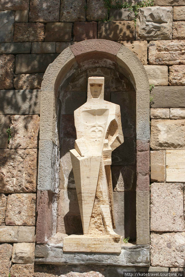 Статуя, заключающая в себе оптическую иллюзию, следит за вами взглядом где бы вы не были! Монастырь Монтсеррат, Испания