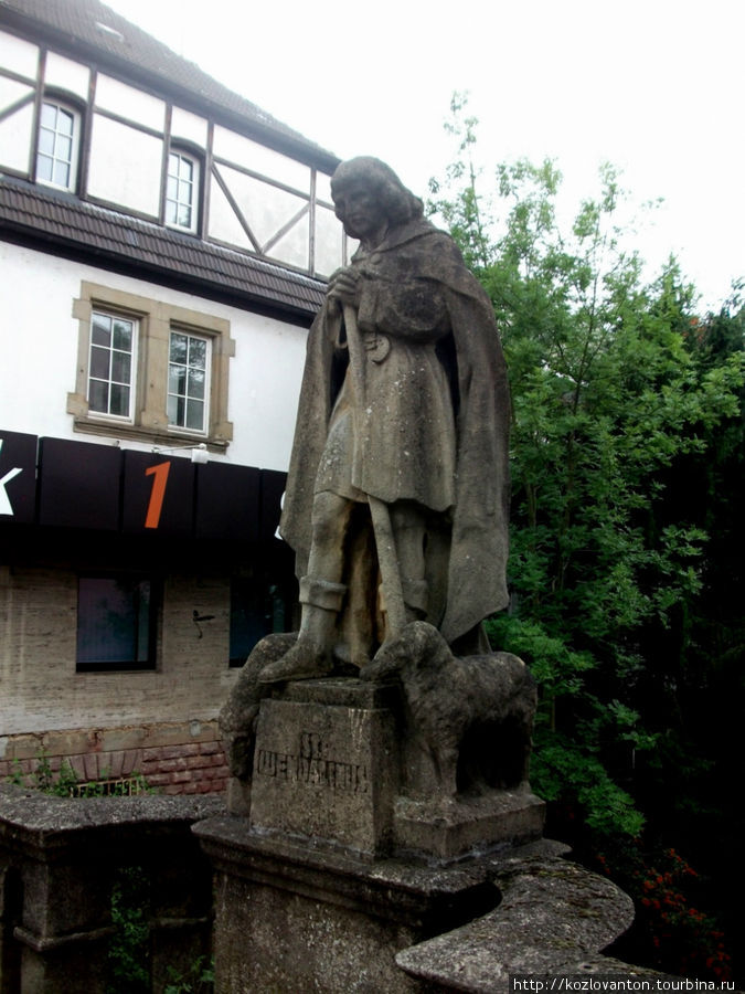 Первый памятник святому пастырю Ведалиусу, который пришел в Германию из Ирландии в второй половине 6 в. н.э. и служил затем настоятелем в одном из монастырей возле Трира. Санкт-Вендель, Германия