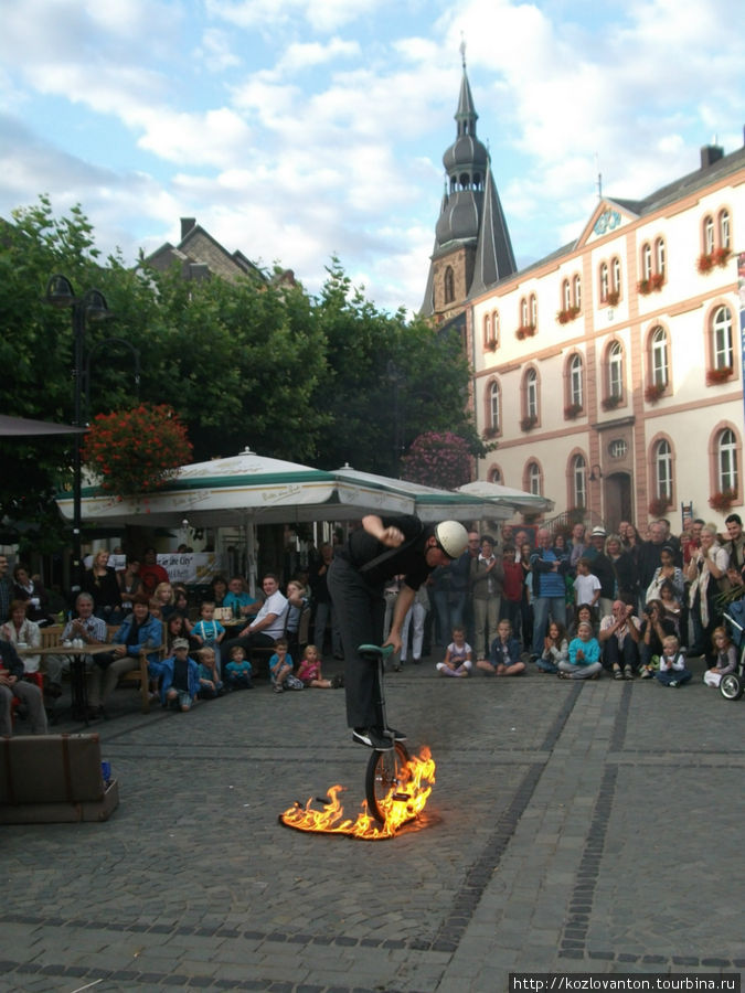 Цирковое шоу на центральной площади. Санкт-Вендель, Германия