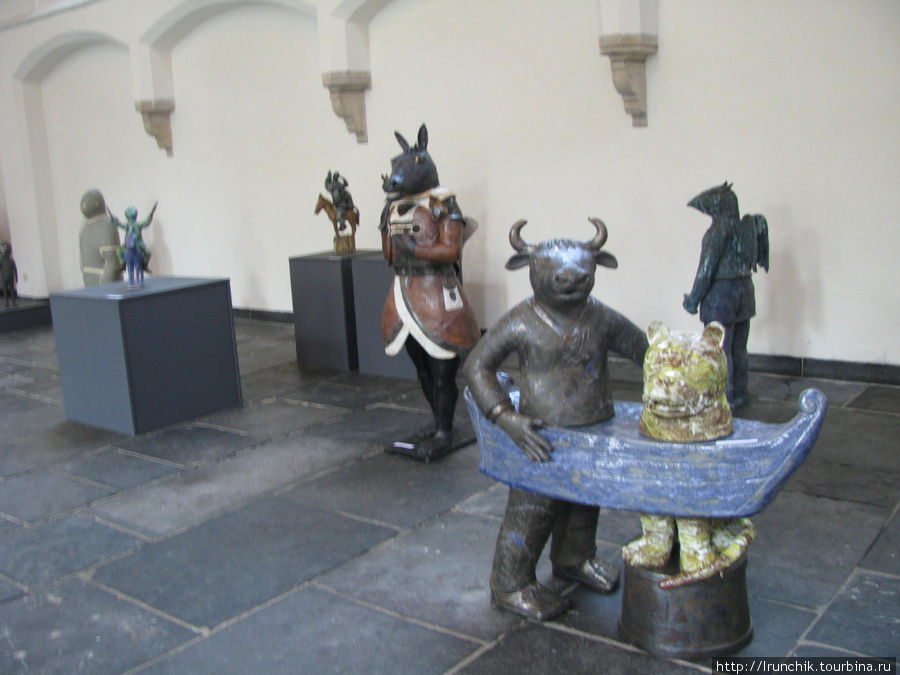 Выставка современного искусства в старинном соборе Делфт, Нидерланды