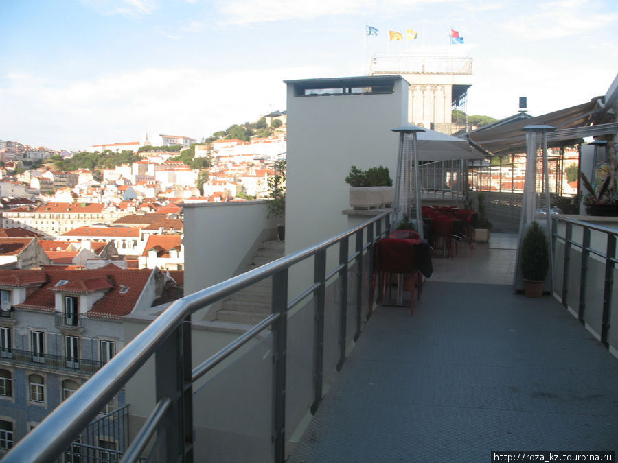здесь можно перекусить и спуститься вниз пешком Лиссабон, Португалия