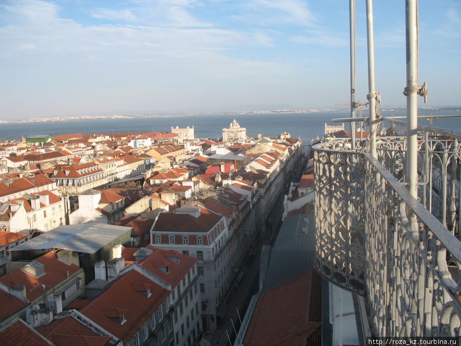 Лифт Санта-Жуст и виды Лиссабона со смотровой площадки Лиссабон, Португалия