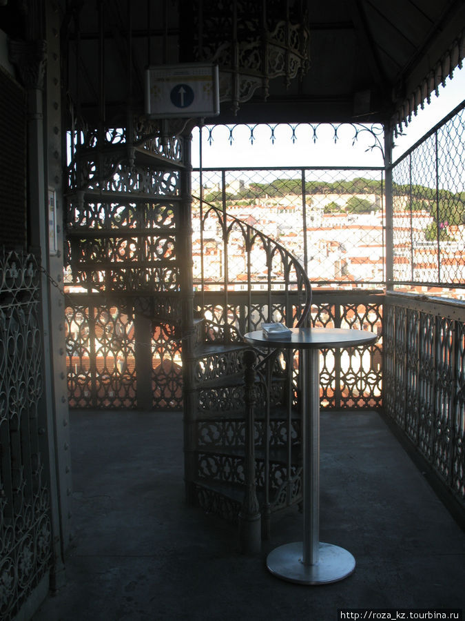 возможность подняться вверх по лестнице по купленному за 3евро билету Лиссабон, Португалия