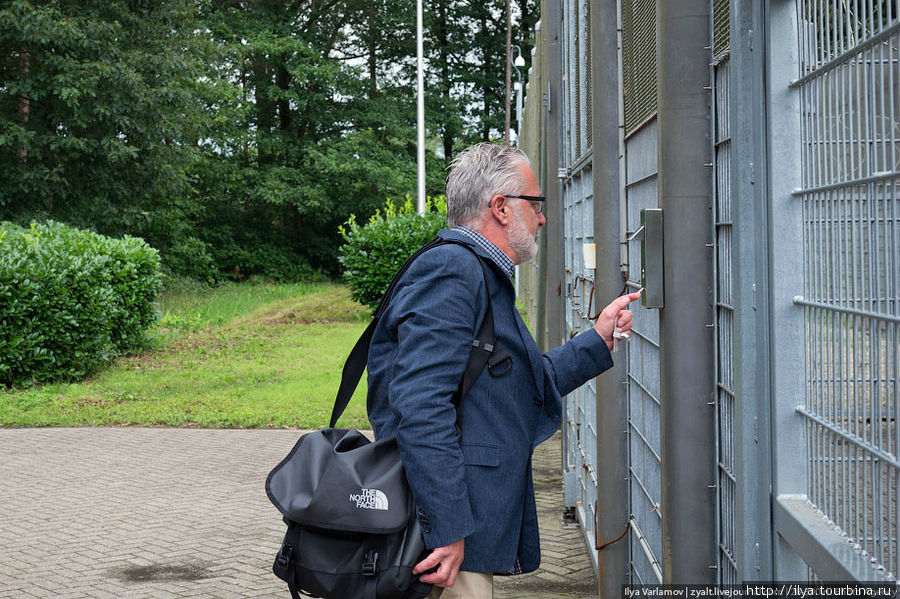 Экскурсию проводит директор тюрьмы, он просит оператора открыть нам ворота в один из блоков. Нидерланды