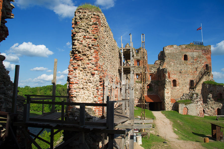 Вид со стороны внутреннего двора на стену и башню. Бауска, Латвия