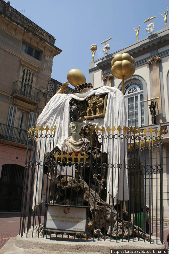 Памятник гению каталонской мысли Франсеску Пужольсу Фигерас, Испания
