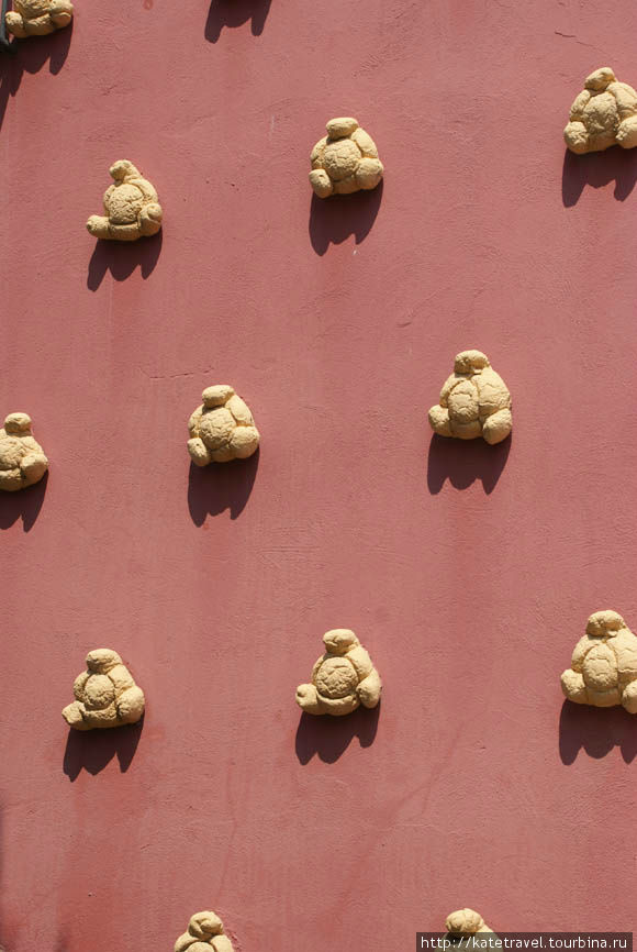 Украшения на стенах музея-театра в виде хлебных булочек Фигерас, Испания