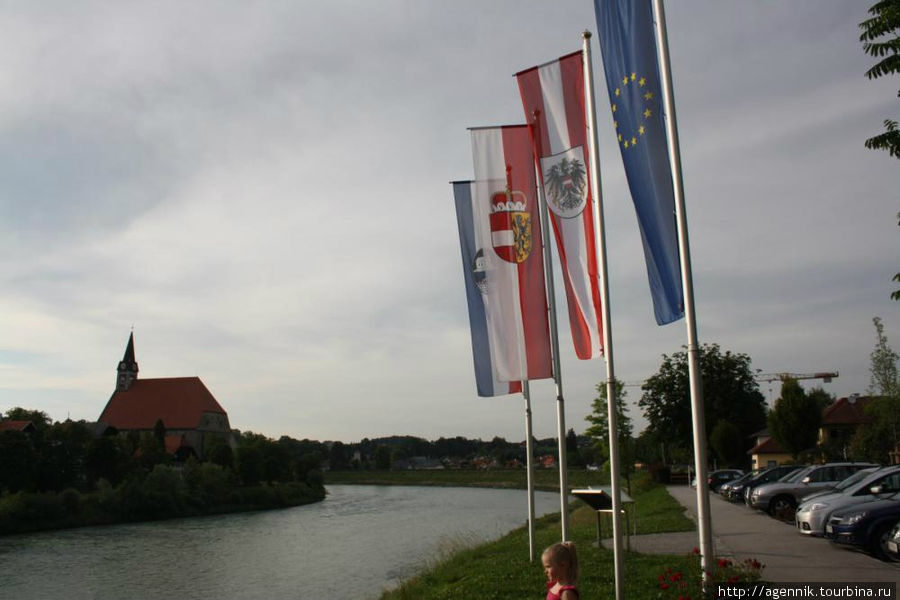 Флаги ЕС, Австрии, Зальцбурга и города Оберндорф-Зальцбург, Австрия