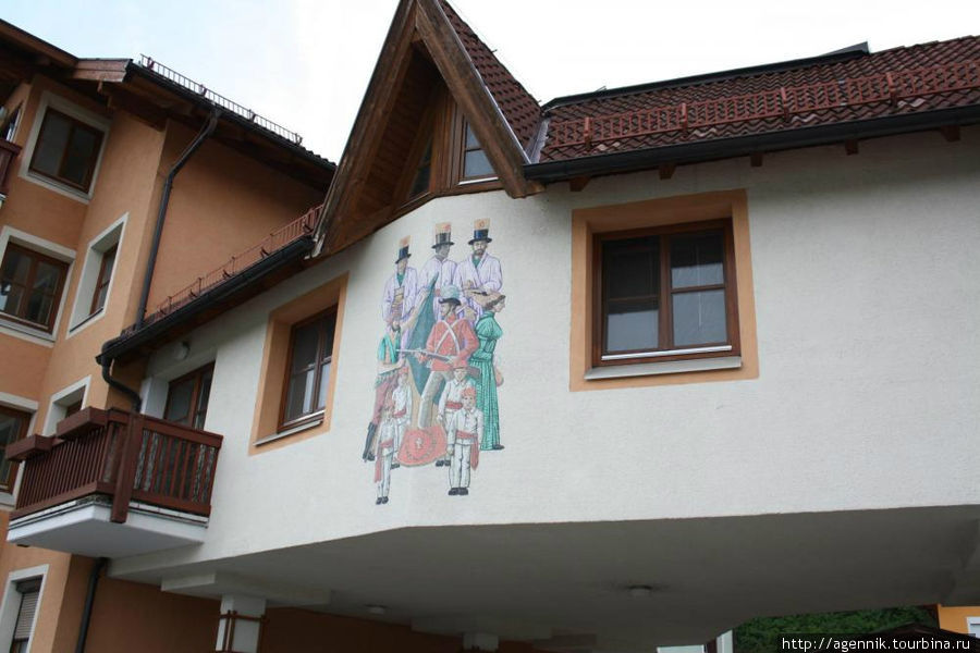 Такие росписи здесь очень часто встречаются на стенах Оберндорф-Зальцбург, Австрия