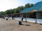 На полпути от Елабуги до Казани справа по курсу раскинулась ярмарка-рынок, где, в основном, предлагается выпечка, чай-кофе и... рыба.