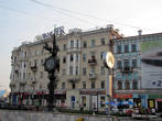 Выход на улицу Баумана. Уличные часы в арабском стиле — подарок городу от Чистопольского часового завода.