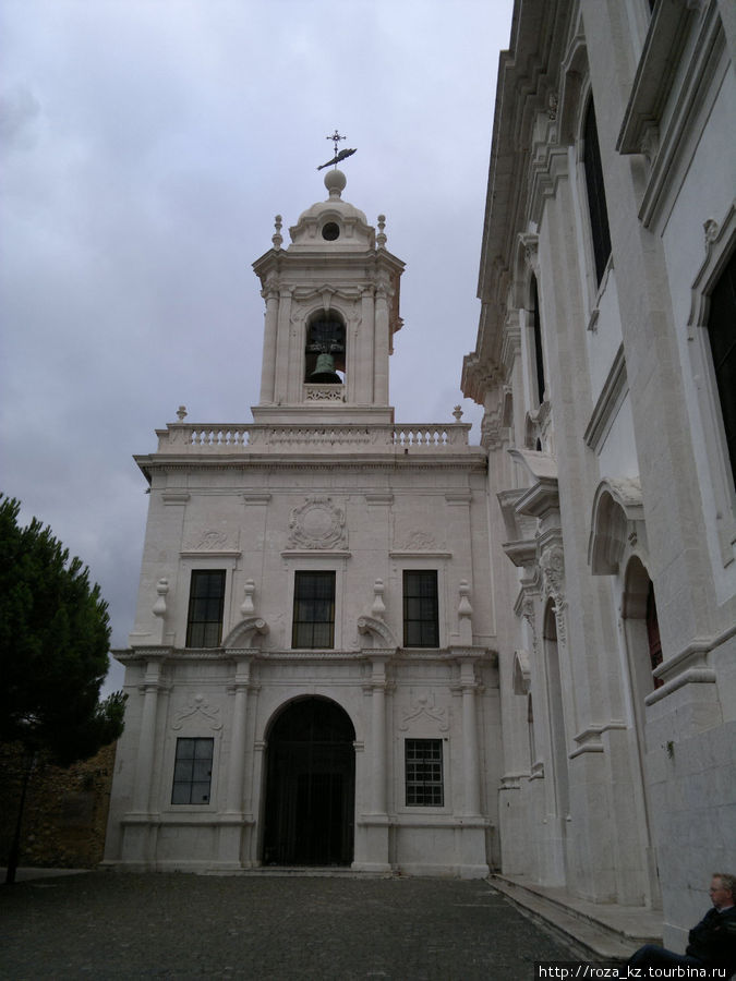 рядом стояла церковь, в которой шла служба Лиссабон, Португалия