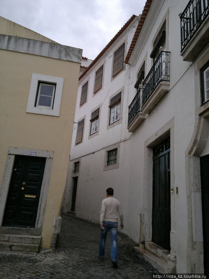 в эту узенькую улочку Лиссабон, Португалия