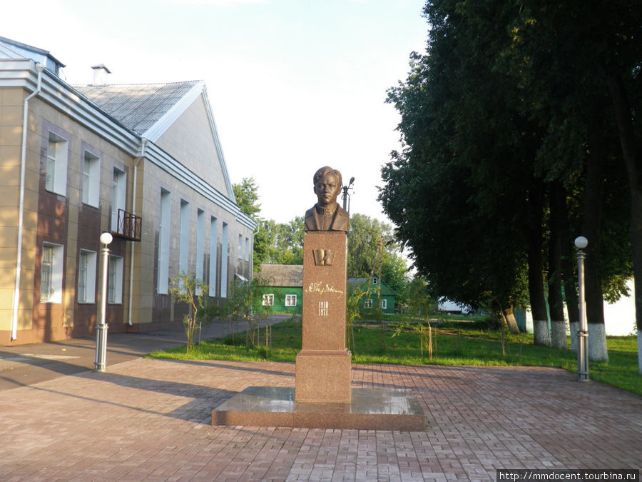 Памятник А.Твардовскому Починок, Россия