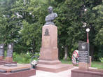Памятник дважды Герою Советсткого Союза В.Лавриненкову