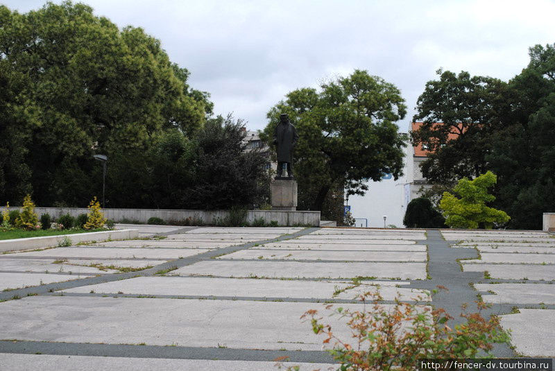 Характерные бетонные площади с пробивающейся между стыками травой Брно, Чехия