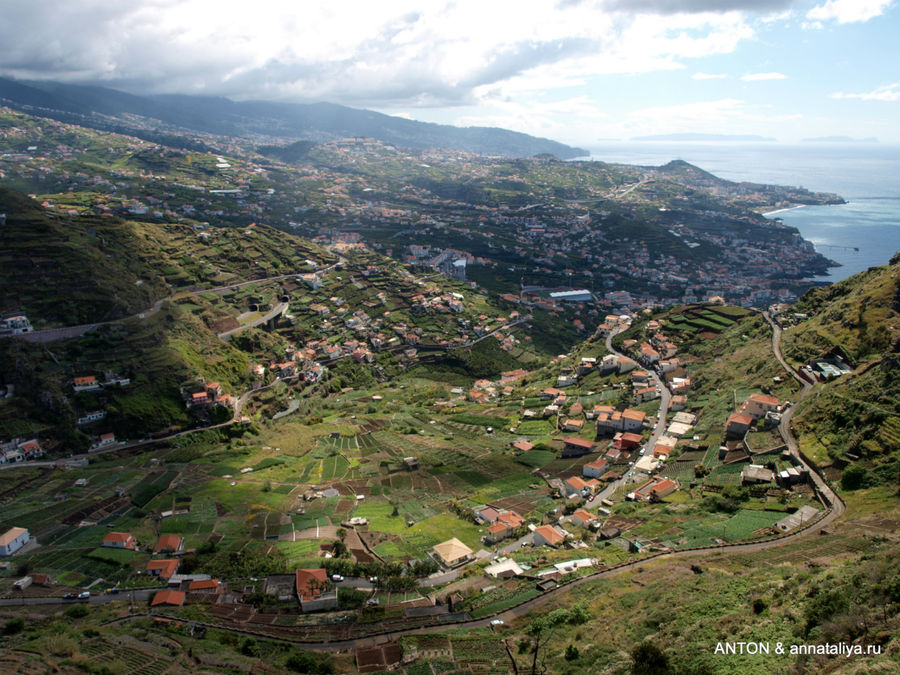 Вид с утеса на окрестные деревни и океан. Камара-де-Лобуш, Португалия