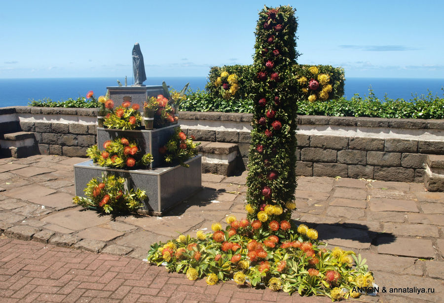 Крест из цветов ставят на Мадейре у дорог на удачу. Порту-Мониш, Португалия