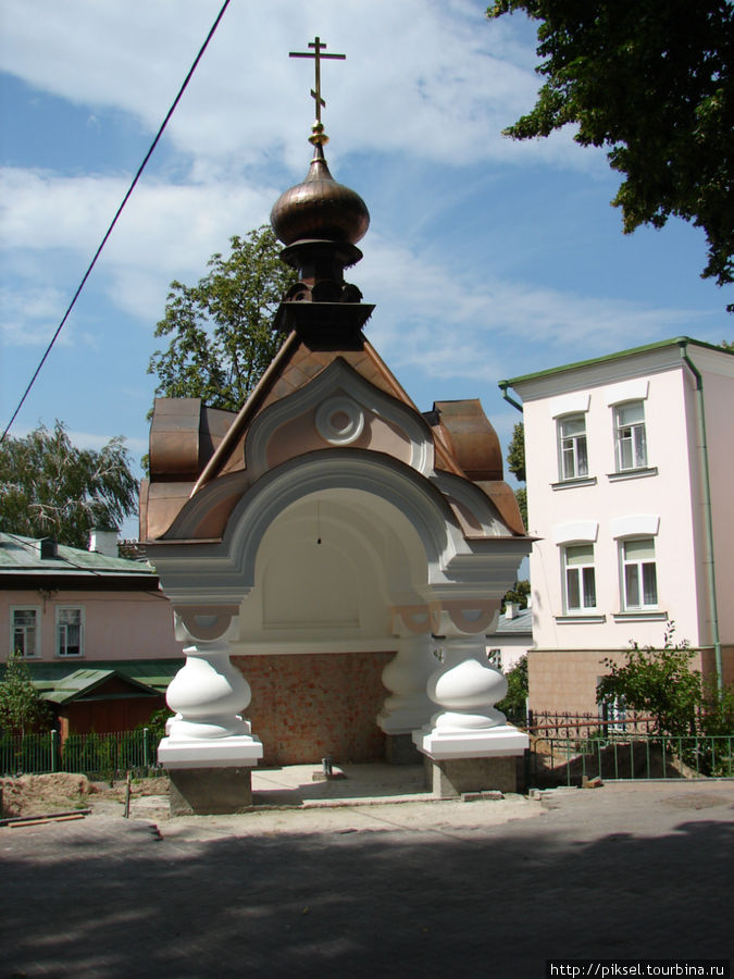 Вновь построенный бювет для богомольцев. Киев, Украина