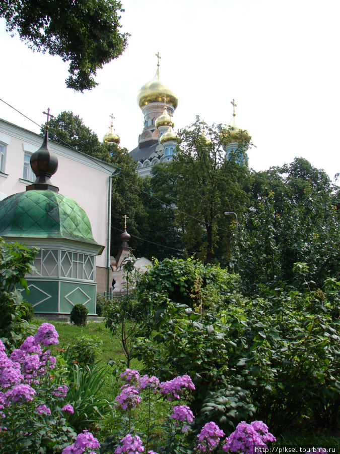 Вид на ротонду, бювет и собор Киев, Украина