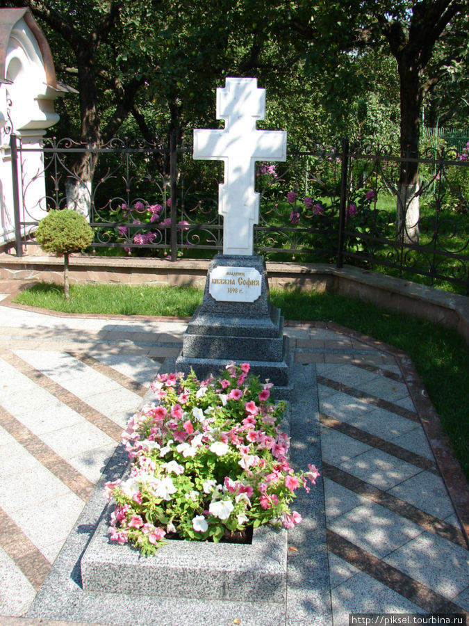 Надгробие на могиле внучки Великой Княгини Александры Петровны Романовой — Софии Киев, Украина