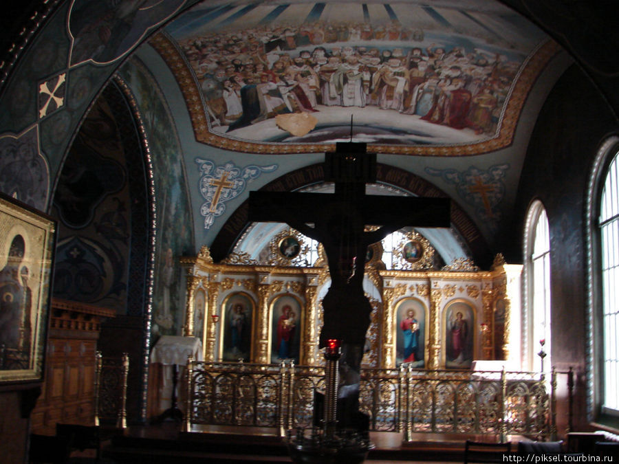 Крест с распятым И.Х. в  южном приделе Никольского собора Киев, Украина
