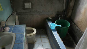 Санузел за шторкой. На филиппинах это нормально и туалет смывается из ковша.