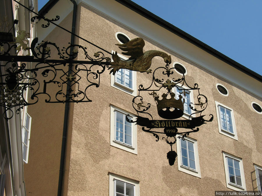 Вывески в Старом городе Зальцбурга Зальцбург, Австрия