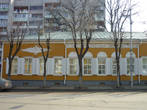 Дом на улице Ленина, который ведет от вокзала в старому городу