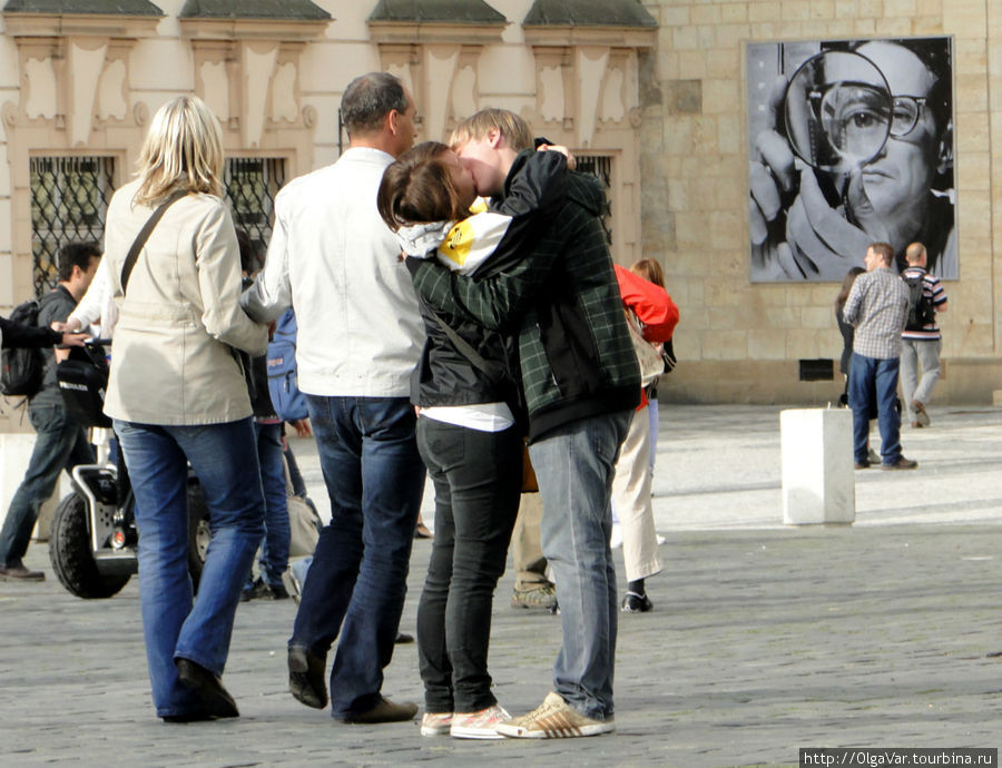 Романтический поцелуй...Они даже не замечают, что находятся под прицелом с двух сторон... Прага, Чехия