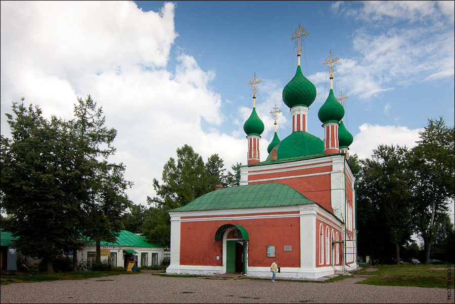 Церковь Благоверного князя Александра Невского (1740-е гг.) была построена на средства переславского купца Филиппа Фадеевича Угрюмова (Угримова) на пару с соседней Владимирской церковью. Оба храма относились к Богородицко-Сретенскому (Сретенско-Владимирскому Новодевичьему) монастырю, находившемуся на Красной площади города, вблизи Преображенского собора. Вскоре после возведения новых храмов монастырь был упразднен, а церкви сделали приходскими. От монастыря осталась только часть стены со сторожкой. До 1930-х годов между храмами стояла высокая колокольня, она была разобрана при реконструкции Ярославского шоссе. Переславль-Залесский, Россия