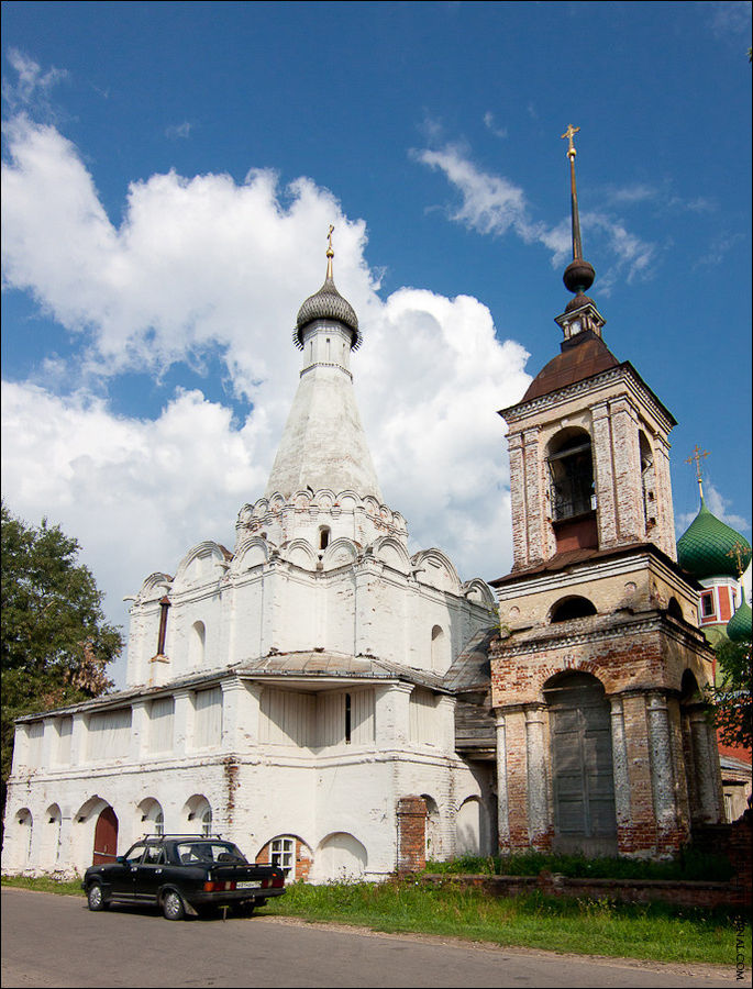 Шатровая церковь Петра Митрополита (1585) – одна из редких сохранившихся в Переславле-Залесском отдельных церквей, построенных ранее XVII века. Она поставлена на месте более древней деревянной, первое упоминание о которой есть в грамоте митрополита Фотия в 1420г. Церковь стоит на территории бывшего «государева двора», где, вероятно, митрополит Петр останавливался, будучи в Переславле. Переславль-Залесский, Россия