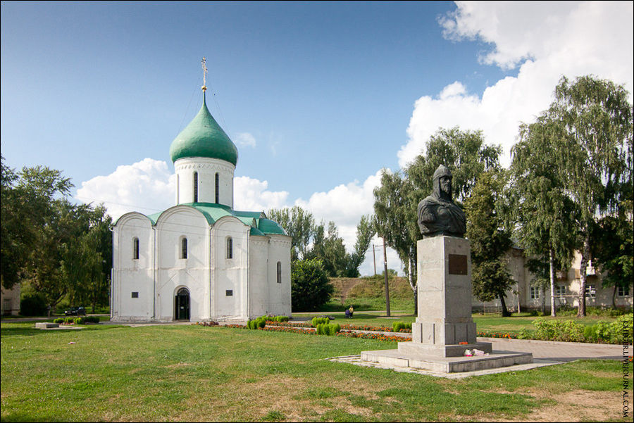 Спасо-Преображенский собор – древнейший храм в Переславле-Залесском. Он был заложен Юрием Долгоруким в 1152 году, приблизительно в одно время с другими соборами, заложенными великим князем во Владимире, Кидекше и Юрьеве-Польском. Спасо-Преображенский собор в Переславле из всех построек Юрия Долгорукого сохранил наиболее близкий к первоначальному вид. Ровесники собора – высокие земляные валы − такжеСпасо-Преображенский собор в Переславле-Залесском сохранились до наших дней, хотя и стали немного ниже. Переславль-Залесский, Россия