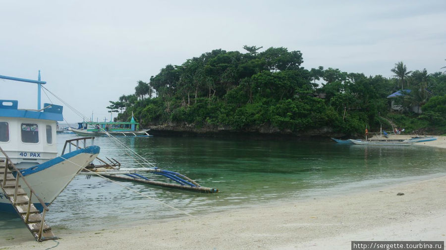 причал с лодками до Катиклана Остров Боракай, Филиппины