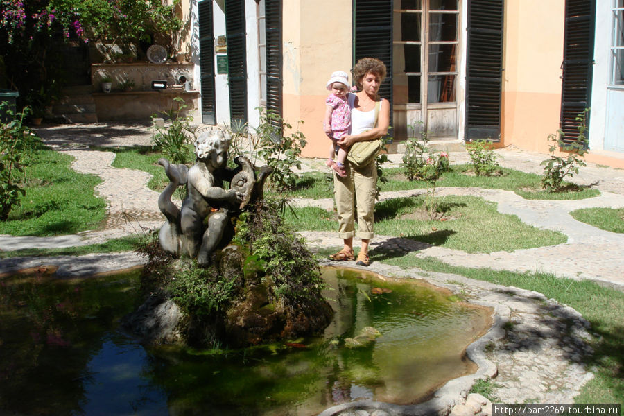 во внутреннем дворике фонтан и дорожки Эспорлас, остров Майорка, Испания