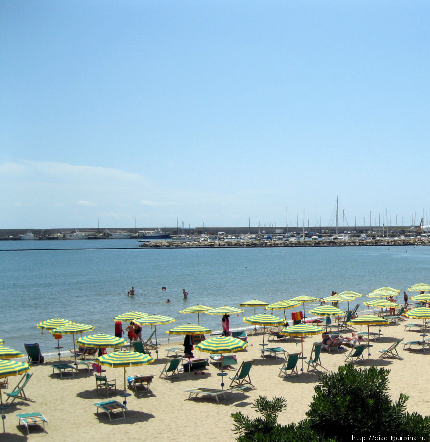 Пляжи в Сан-Ремо в основном платные. А на немногочисленных бесплатных пляжах лежаки и зонтики платные. Сан-Ремо, Италия