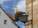 Скульптура золотого гуся