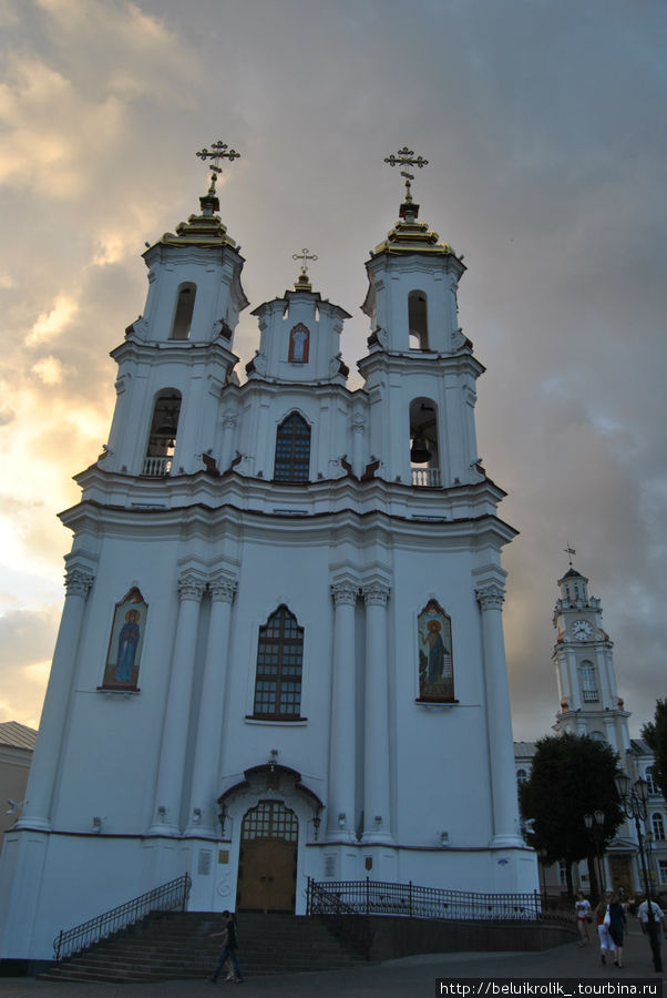 Воскресенская церковь на фоне городской ратуши. Витебская область, Беларусь