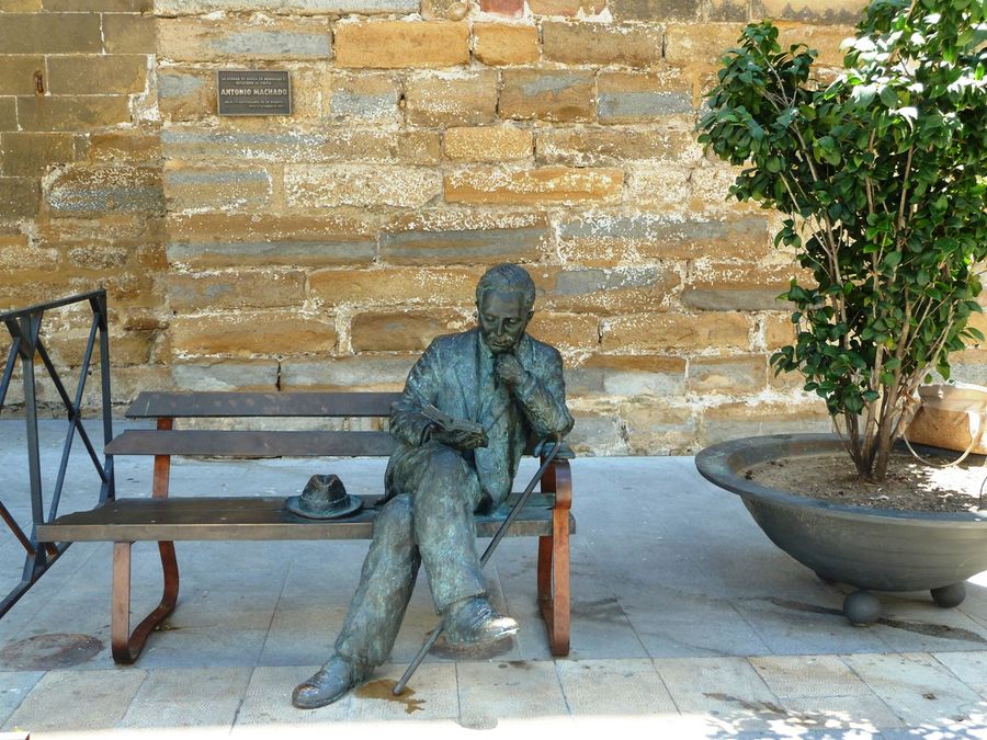 Памятник поэту Баэса, Испания