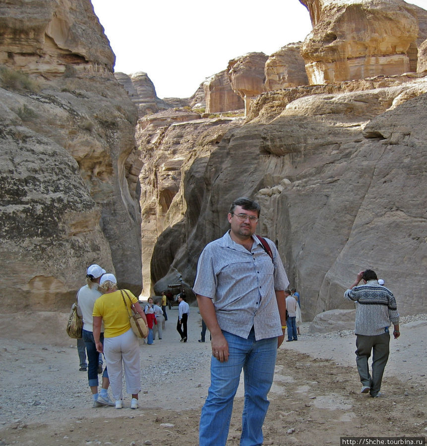 Я на входе в каньон ( еще довольно изящный) Петра, Иордания