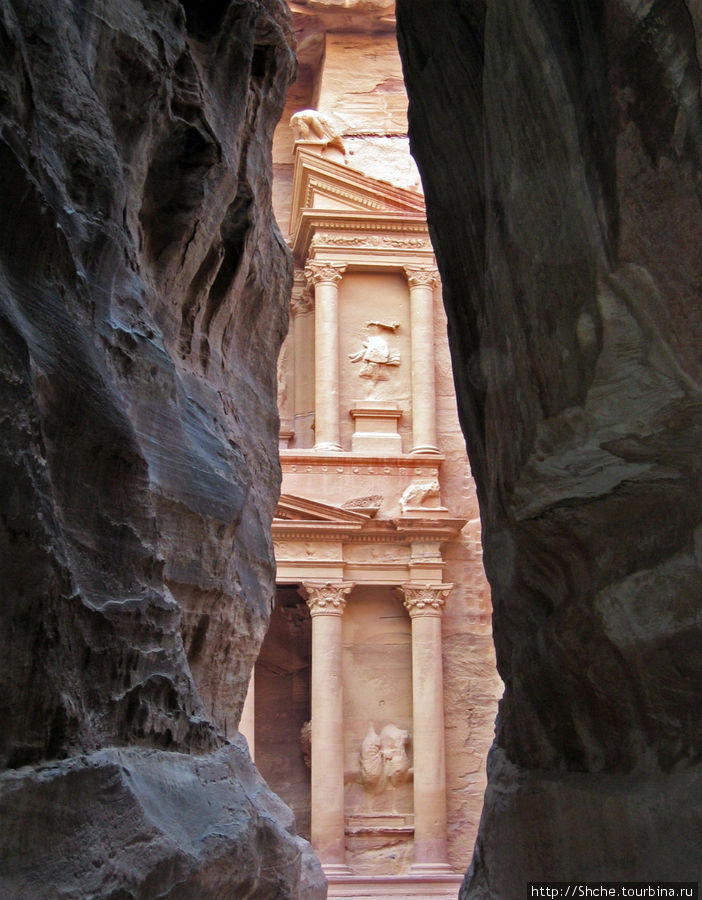 И вот, и вправду неожиданно, показался храм, вырезанный в скале (см. фото 1) Петра, Иордания