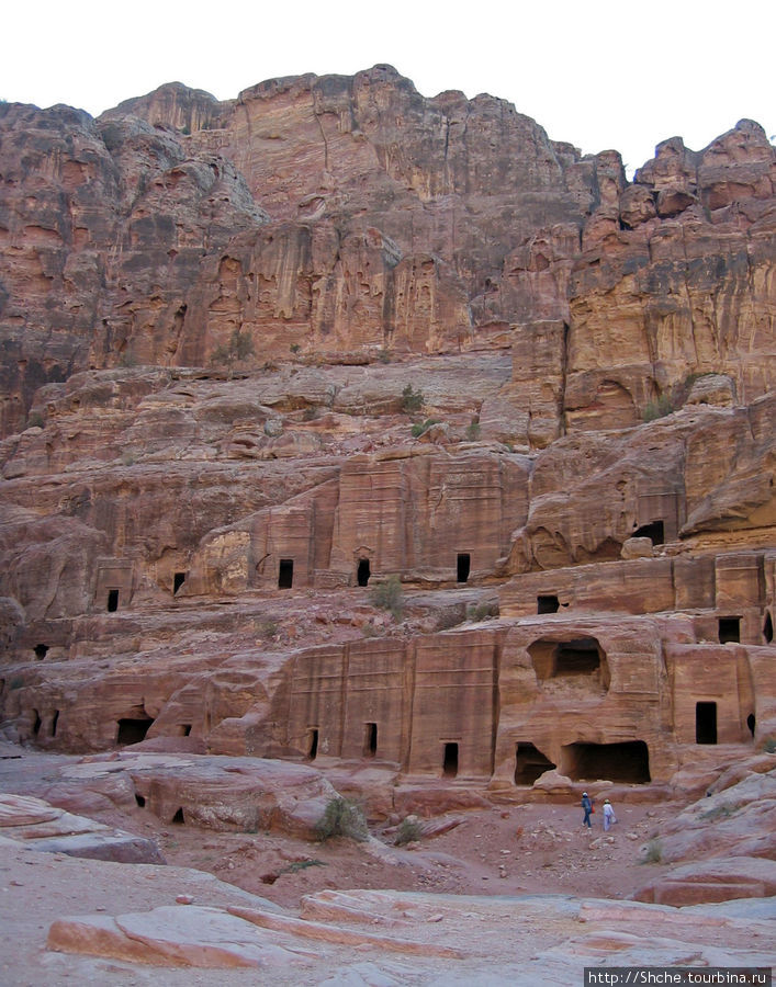 От храма надо пройтись немного вправо, и здесь непосредственно старые набатейские пещеры-квартиры... Петра, Иордания