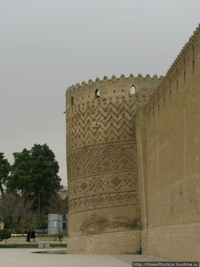Местная падающая башня Шираз, Иран