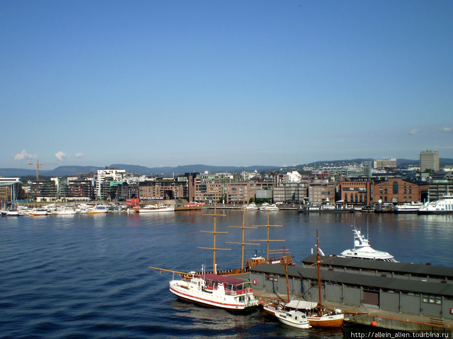 Современная архитектура на набережной как будто пытается стереть многовекувую историю Осло Норвегия