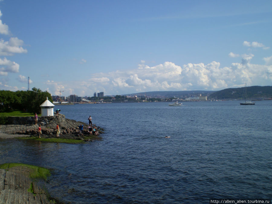 Первым нам встречается Ослофьорд, на берегах которого уютно расположилась норвежская столица. Норвегия