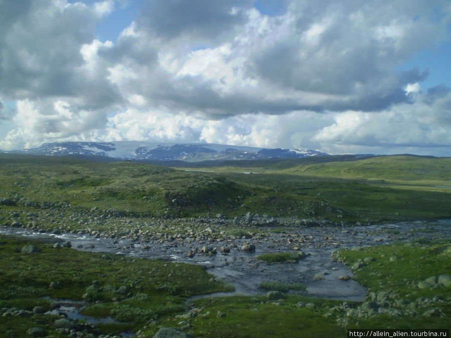 Вдали – ледники, остатки тех самых льдов, которые миллионы лет назад сформировали фьорды. Норвегия