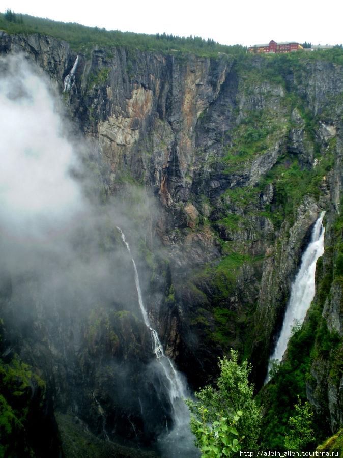 Представьте, каким мощным потоком становятся эти два водопада в мае, когда тают заснеженные вершины. А к середине лета остались скромные ручьи, вытекающие из горных озер. Норвегия