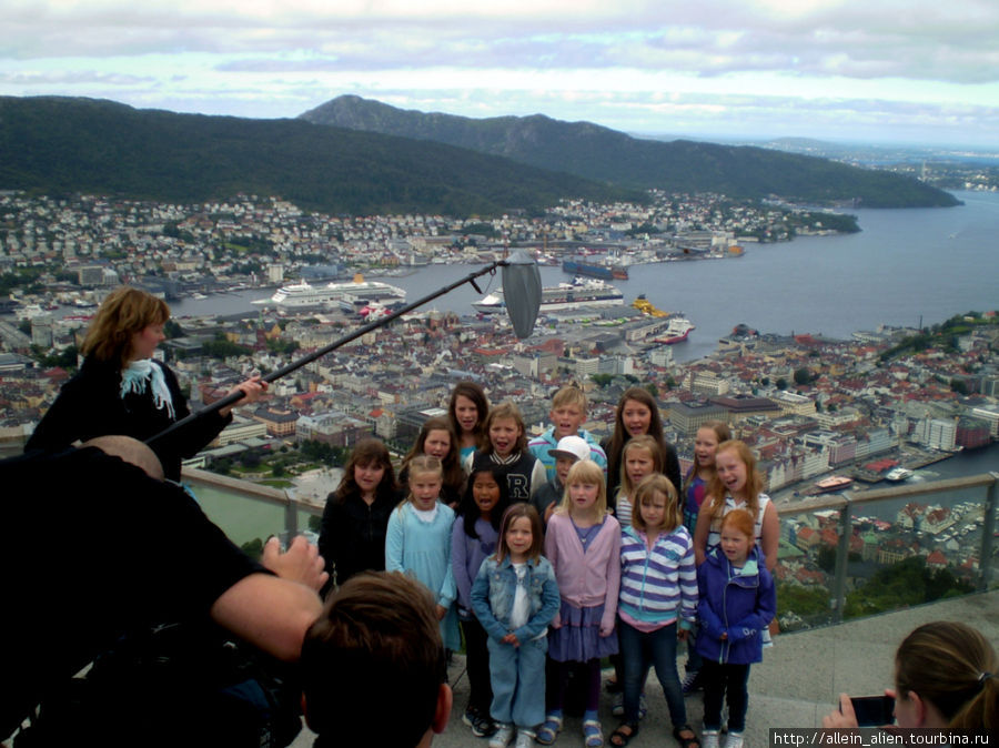 На горе Ульрикен, с которой открывается панорама Бергена и вид на Атлантику, мы оказались зрителями настоящего представления: детский хор записывал несколько песен для местного телевидения. Норвегия