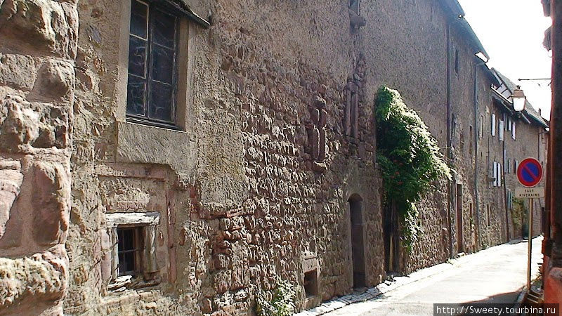 недалеко от ворот (старая стена) Рикевир, Франция